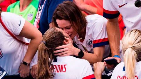 Kelley O’Hara beso lésbico