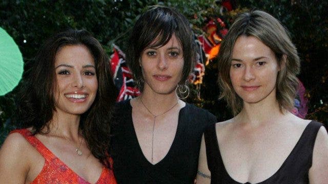 Sara Shahi, Kate Moennig y Leisha Hailey posando