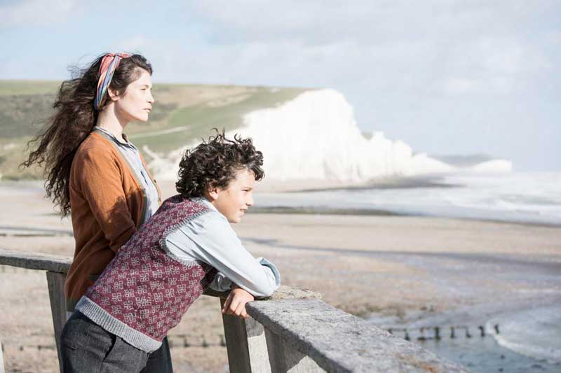 Alice y Frank viendo el mar