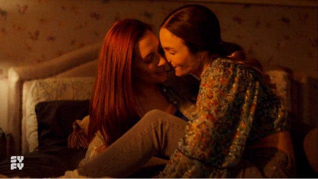 Wayhaught haciéndose caricias