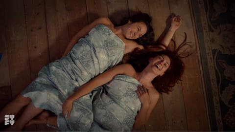 Waverly y Nicole riéndose a carcajadas