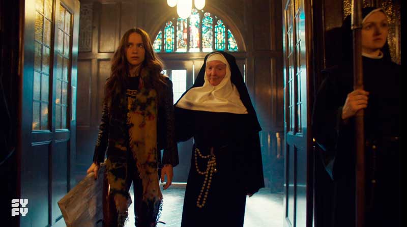 Wynonna Earp con una monja