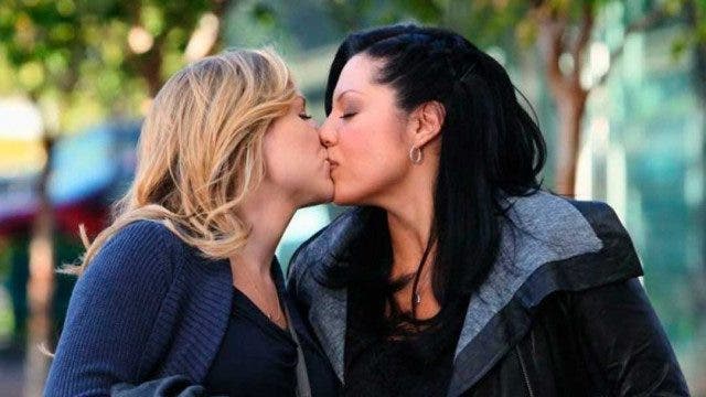 Calzona dándose un beso