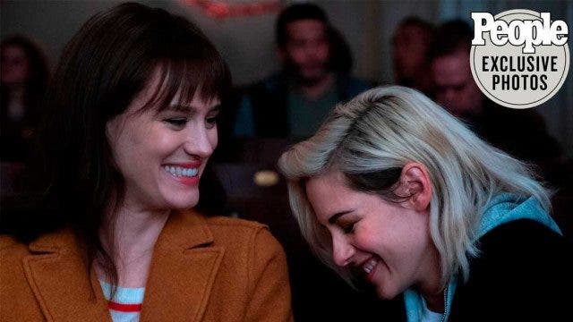 Kristen Stewart y Mackenzie Davis en Happiest Season