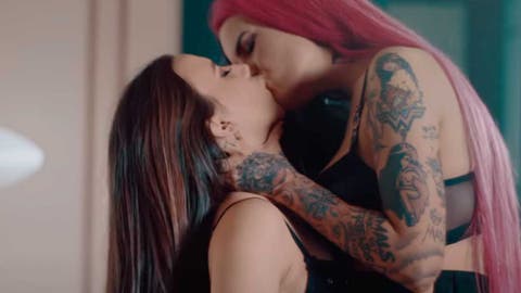 Kenzy y Aria en el video de Truco o Trato