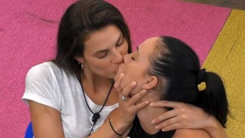 Rosalinda y Dayane de Gran Hermano besándose