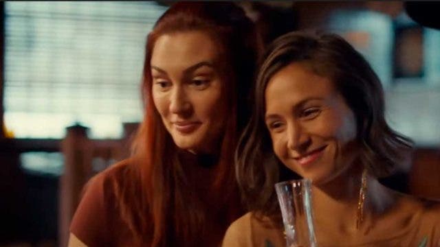 Waverly y Nicole brindando