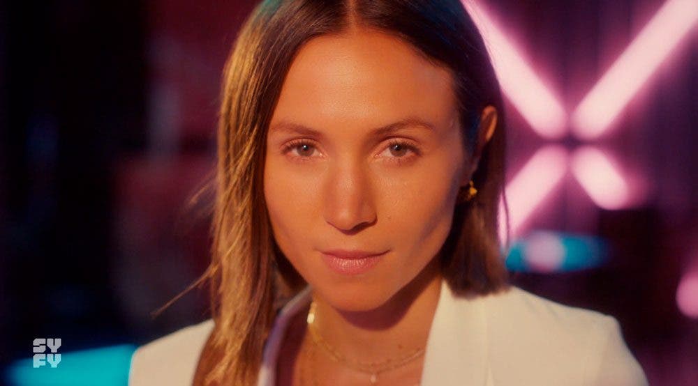 Waverly Earp mirándo a cámara