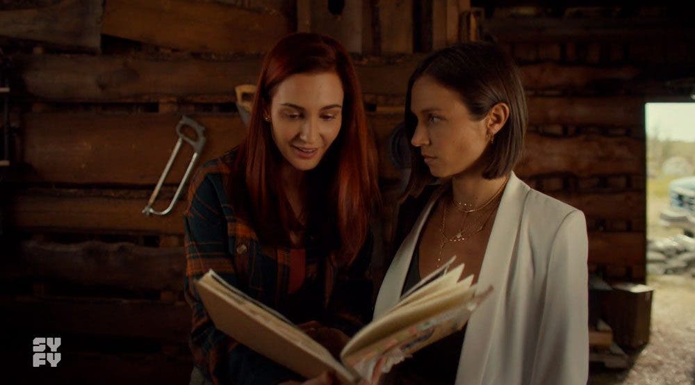 Waverly y Nole mirándo un libro