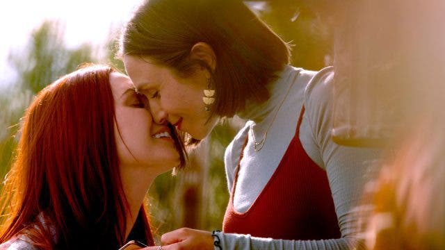 Waverly Earp y Nicole Haught besándose