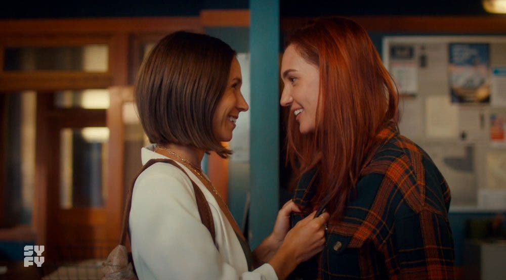 Waverly y Nicole mirándose a los ojos