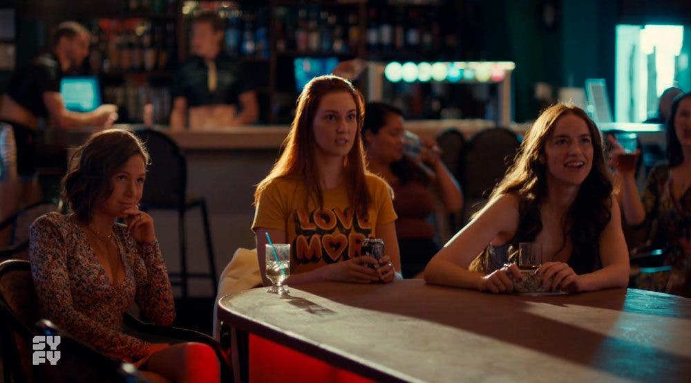 Waverly, Nicole y Wynonna sorprendidas