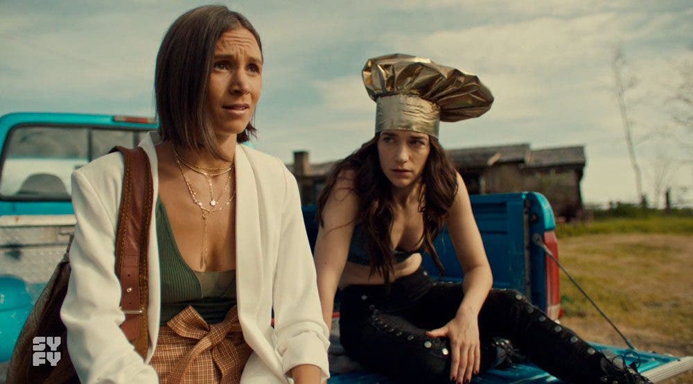 Wynonna y Waverly Earp sentadas en una camioneta