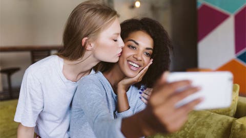 pareja lésbica tomándose un selfie