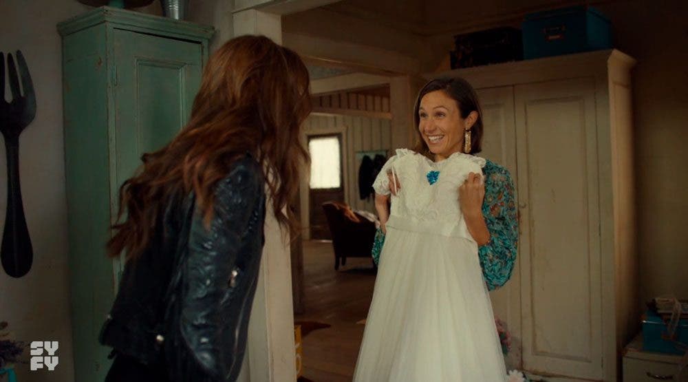 Waverly y Wynonna mirando el vestido de boda