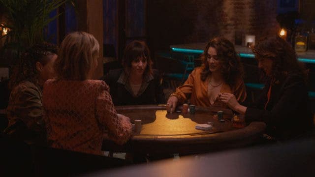 protagonistas de The L Word Generation Q jugando póker