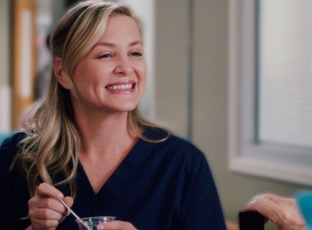 Arizona Robbins sonriendo