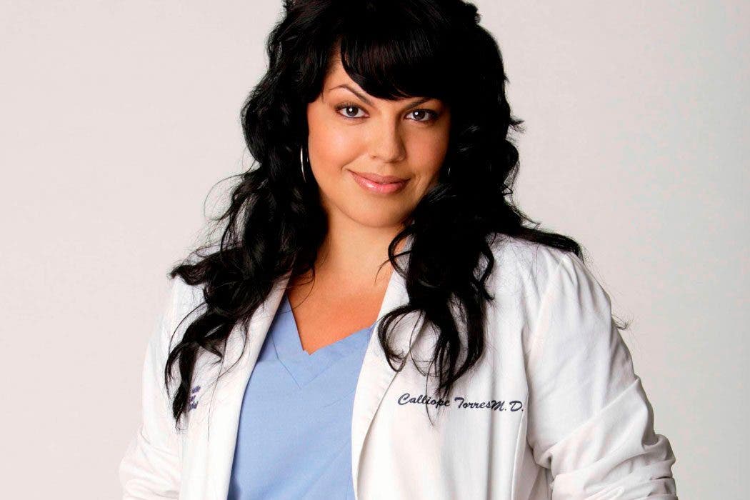 Callie Torres sonriendo