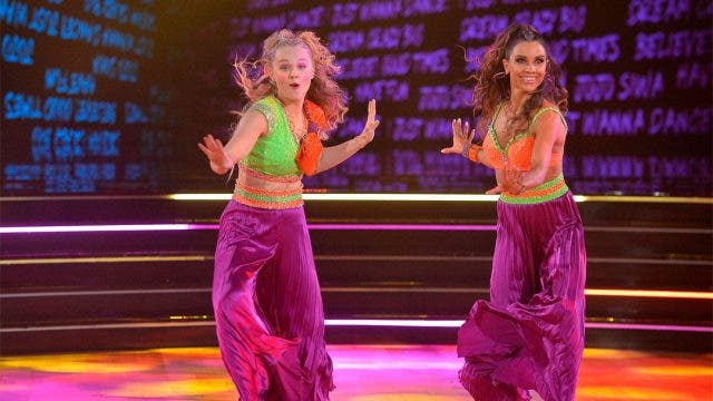 JoJo Siwa y Jenna Johnson bailando en 'Dancing With the Stars'