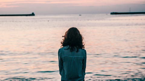 Mujer mirando al mar