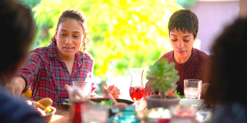 Sophie y Maribel comiendo en The L Word: Generation Q