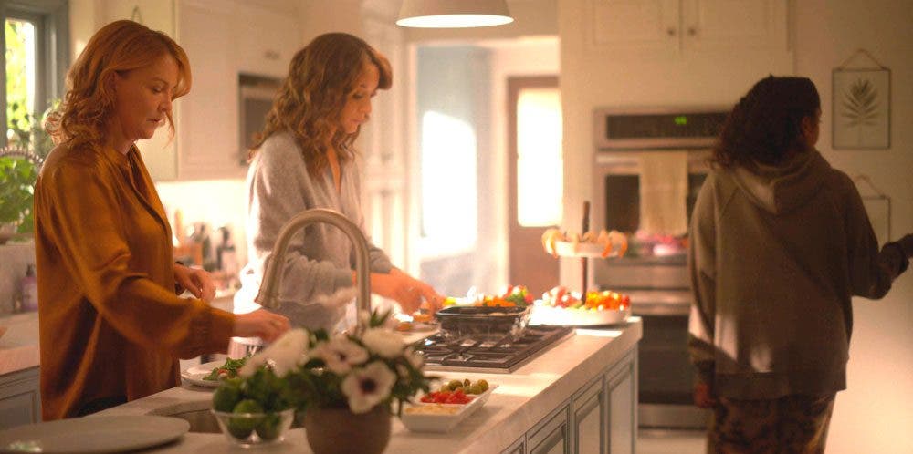 Bette y Tina preparando comida en The L Word Generation Q