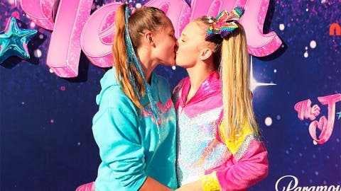 Jojo Siwa y Kylie Prew besándose