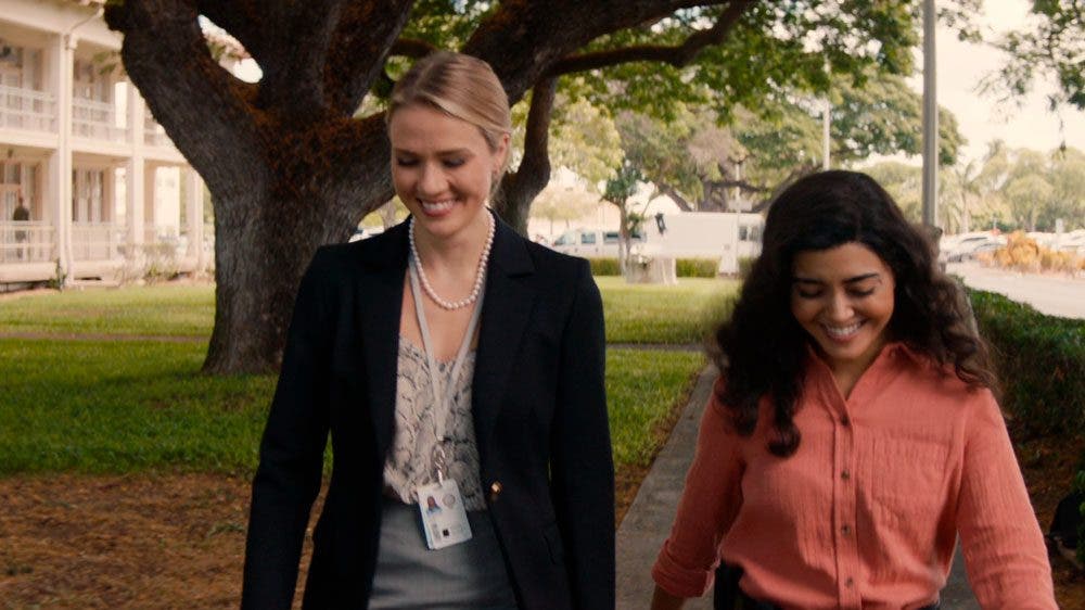 Lucy y Kate caminando en NCIS Hawaii