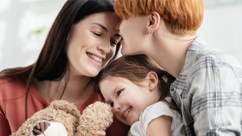 mamás lesbianas abrazando a su hija