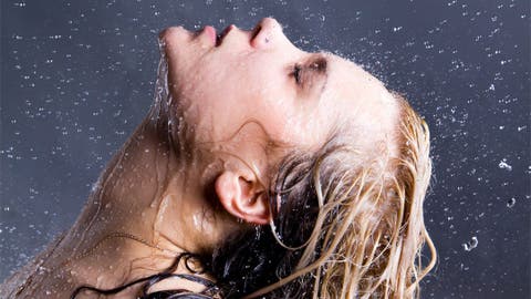 Mujer rubia con gotas de agua que caen