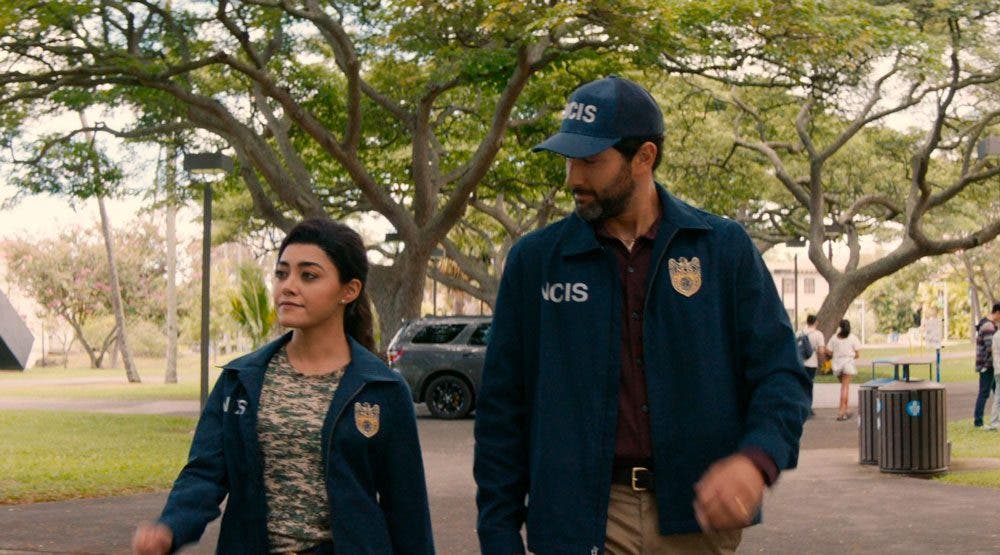 Lucy y Jesse caminando por un parque