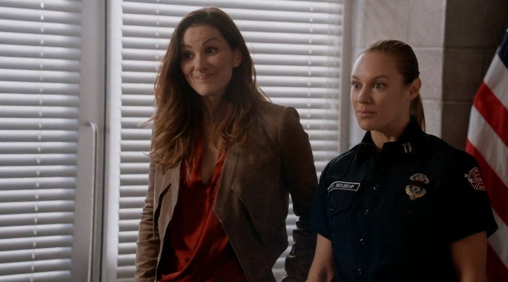 Maya y Carina sorprendidas en Station 19