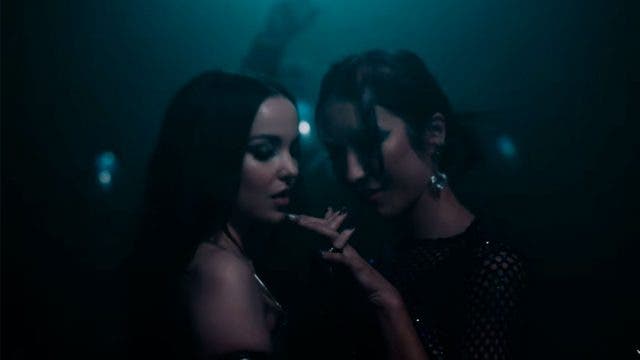 pareja lésbica bailando en el videoclip Boyfriend de Dove Cameron