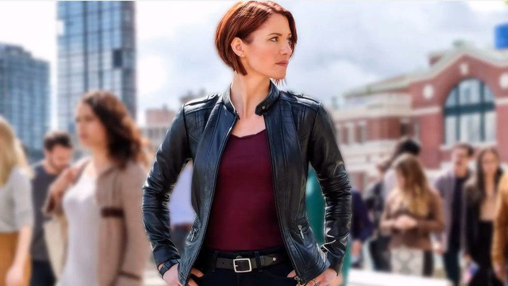 Alex Danvers posando