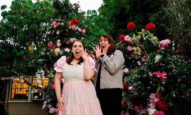 Beanie Feldstein y su novia Bonnie Chance Roberts se van a casar