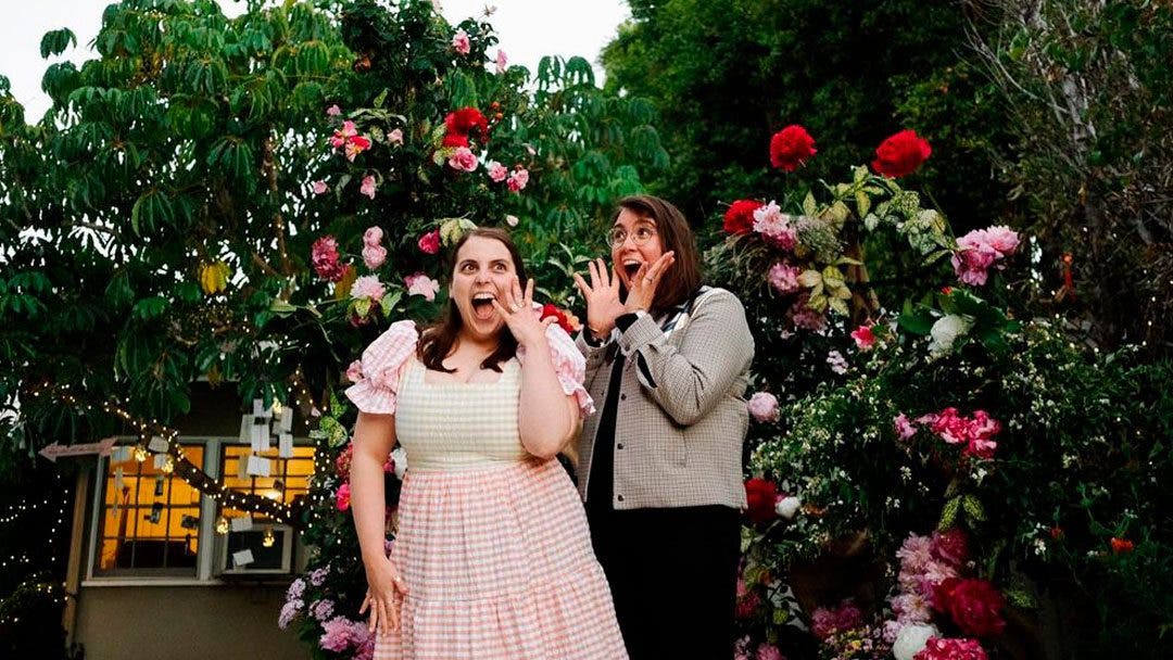 Beanie Feldstein y su novia Bonnie Chance Roberts se van a casar