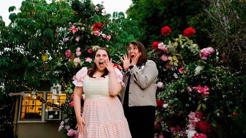 Beanie Feldstein y Bonnie Chance celebrando su compromiso