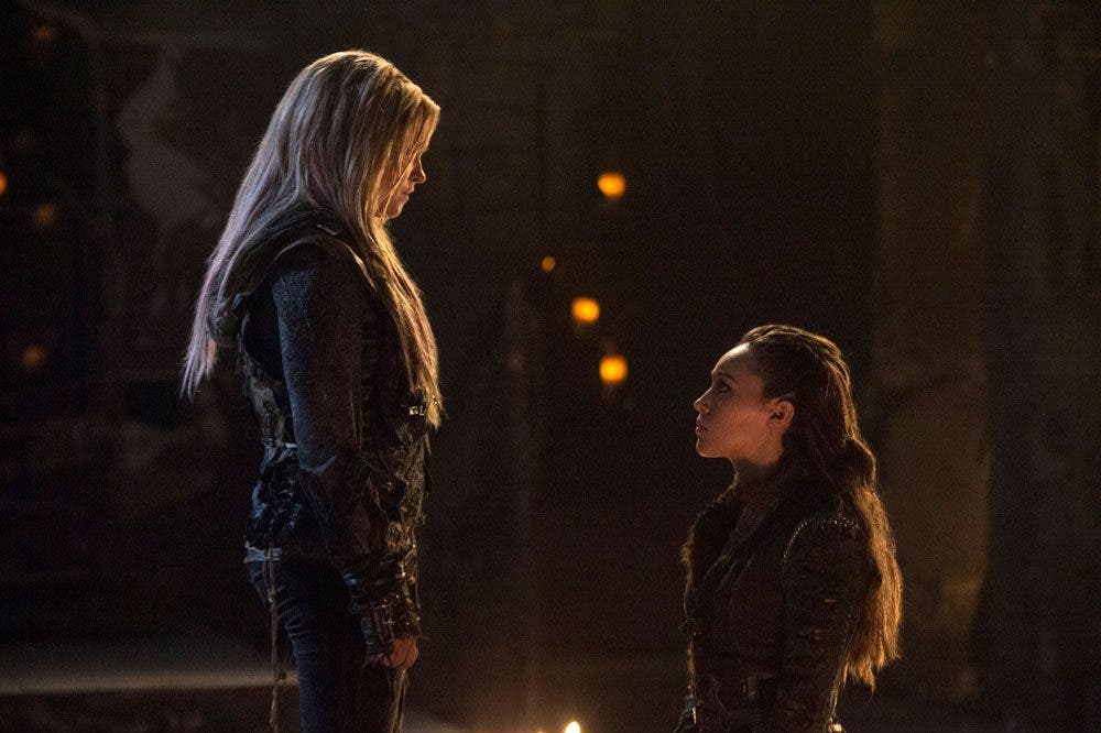 Lexa se arrodilla ante Clarke