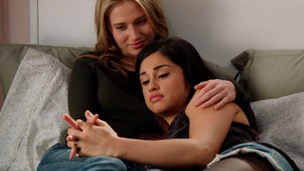 Amy y Reagan en Faking It