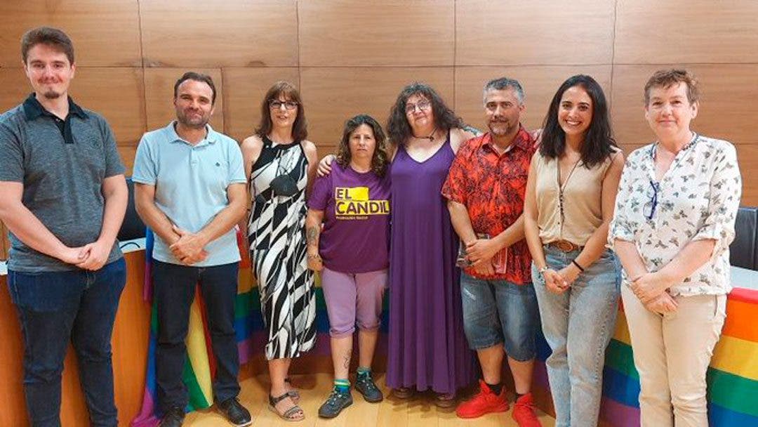 Escritora despedida al hacerse público que es lesbiana por ganar un concurso literario