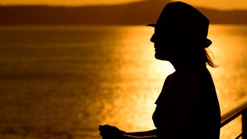 mujer mirando al mar