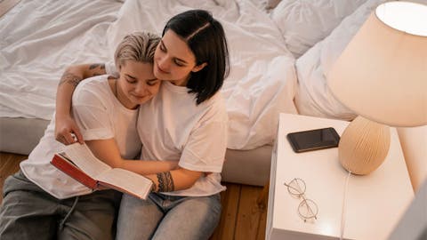 pareja leyendo libros lésbicos