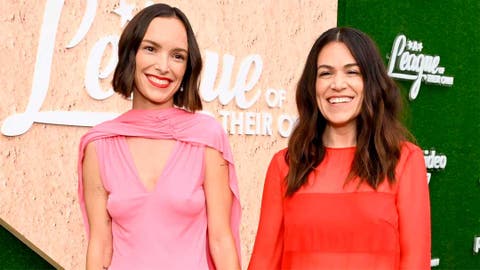 Abbi Jacobson y Jodi Balfour en la premiere de A League of Their Own