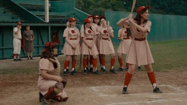 Carson y Greta jugando beisbol en ellas dan el golpe