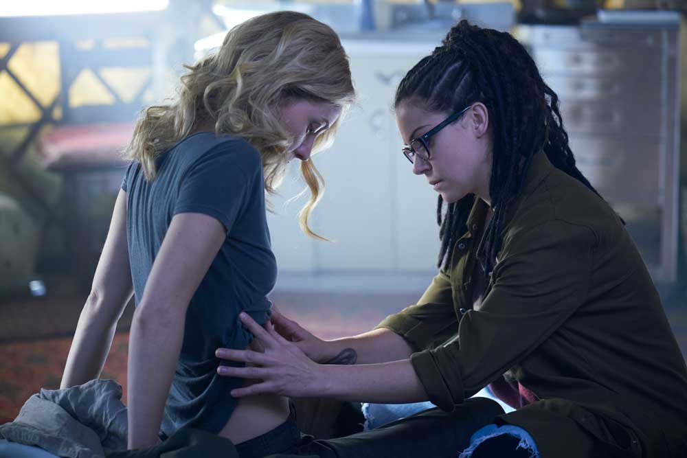 Cosima acariciando la cicatriz de Delphine