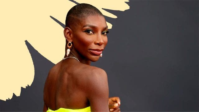 Michaela Coel posando