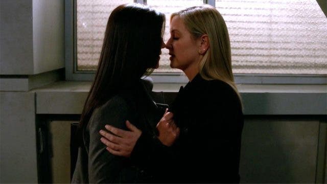 Arizona y Eliza a punto de besarse