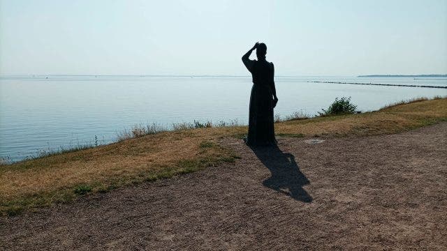 Mujer mirando al horizonte