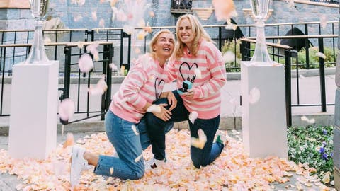 Rebel Wilson y Ramona Agruma comprometiéndose en Disneyland