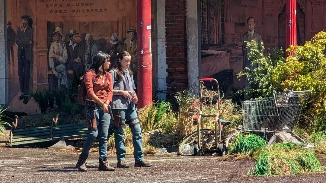 Ellie y Dina en la segunda temporada de The Last of Us